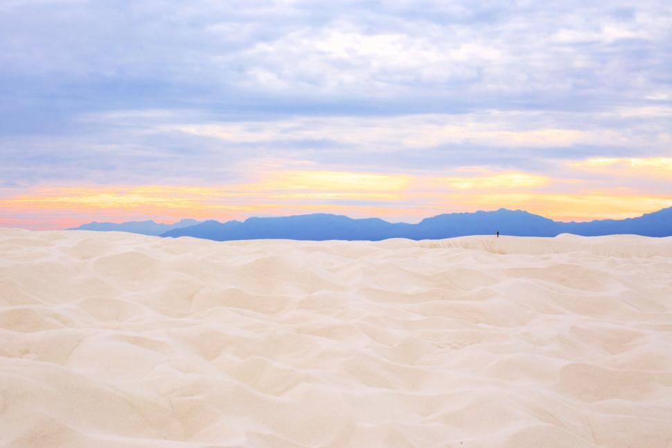 Free Image of Tranquil desert sands with mountainous backdrop 
