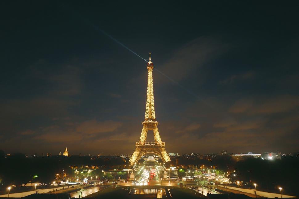 Free Image of Illuminated Eiffel Tower at night 