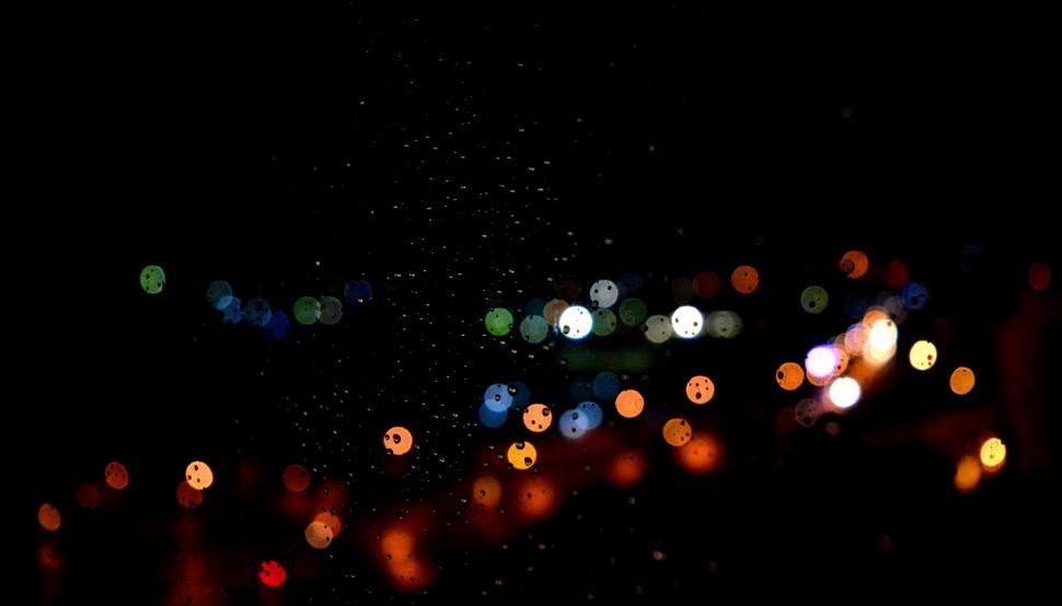 Free Image of Raindrops on window with colorful bokeh 