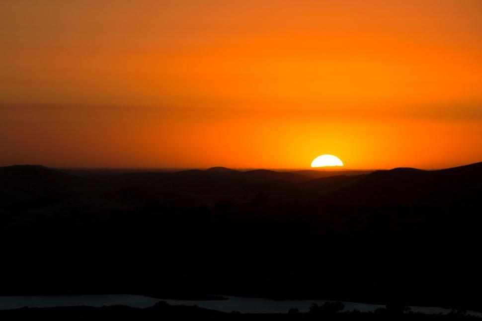 Free Image of Breathtaking sunset over hilly landscape 