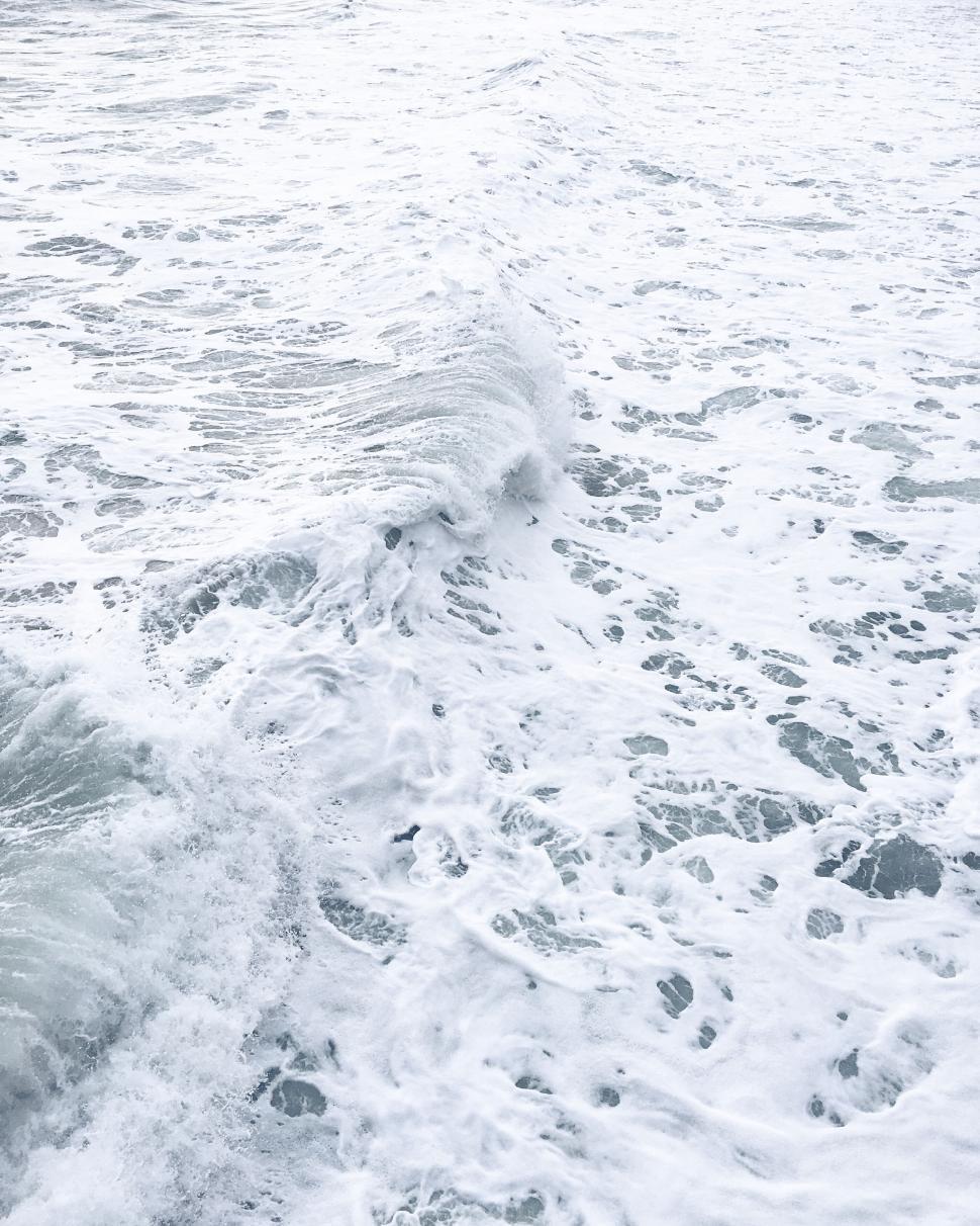 Free Image of Churning sea foam in tumultuous ocean waters 