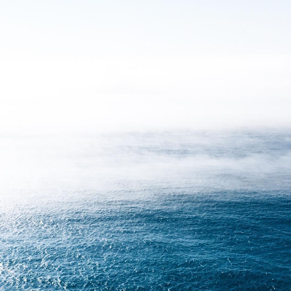 Free Image of Vast blue ocean blending with the horizon 