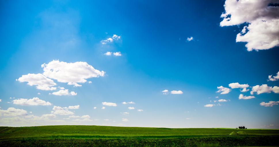 Free Image of Serene blue sky with fluffy clouds 