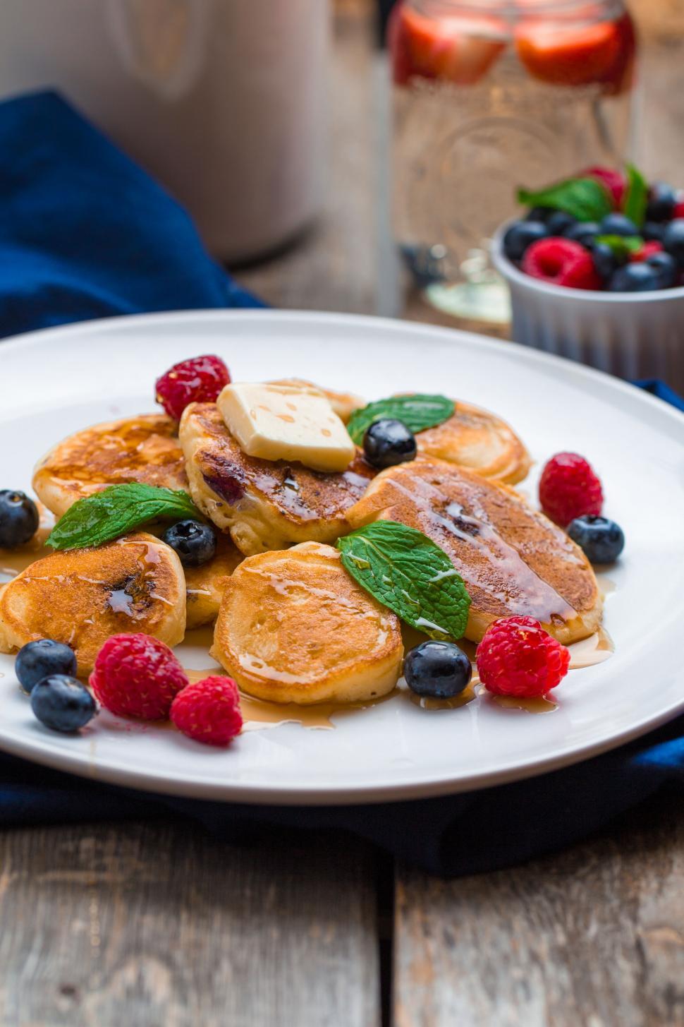 Free Image of Delicious stack of pancakes with fruits 