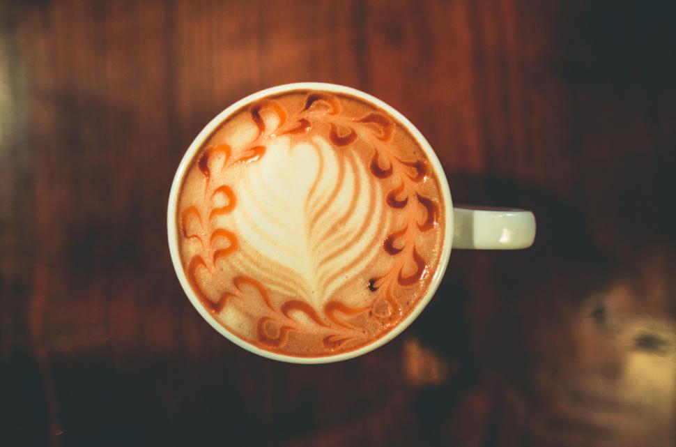 Free Image of Artistic latte with intricate leaf design 