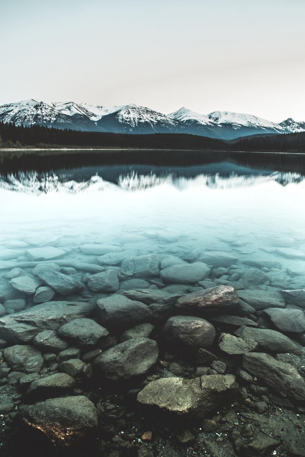 Free Image of Serene mountain lake with clear water and stones 