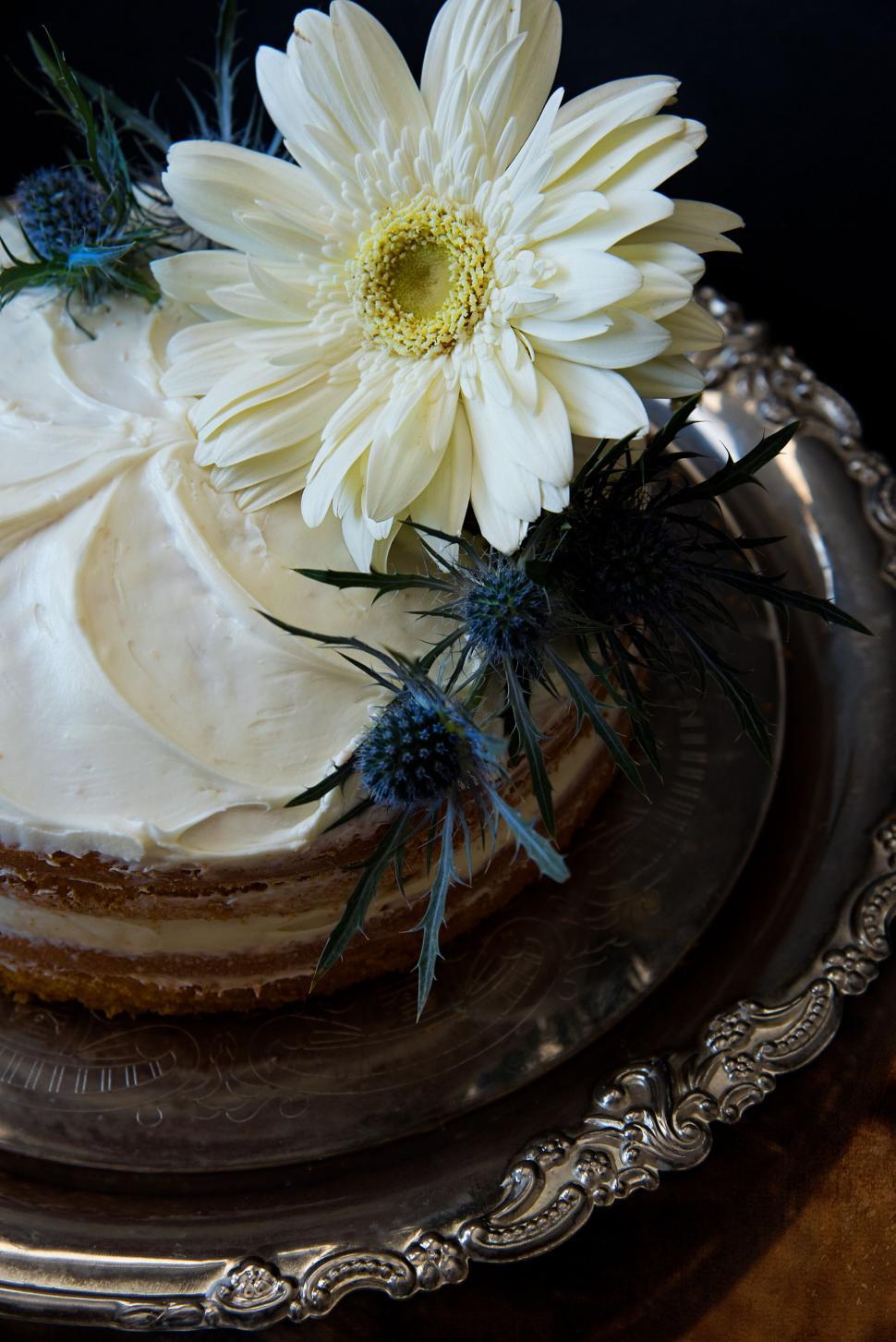 Free Image of Elegant cake with white flowers decoration 