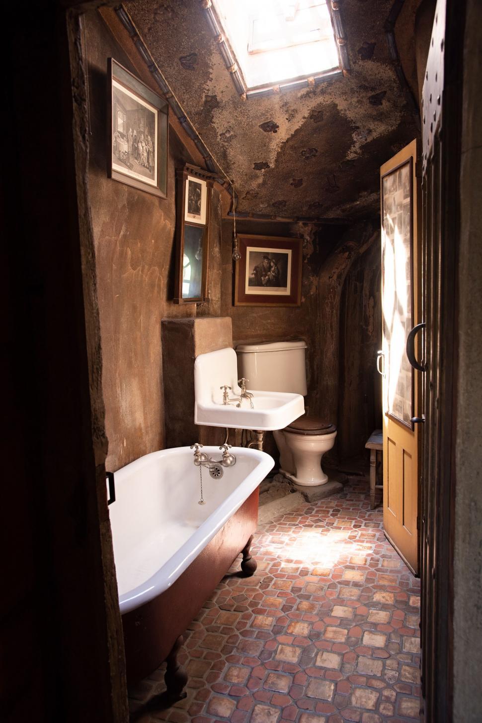 Free Image of Vintage bathroom with clawfoot tub and skylight 