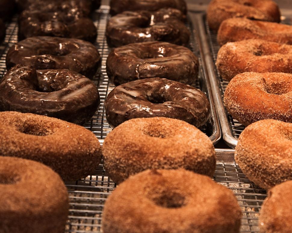 Free Image of Freshly baked chocolate and cinnamon donuts 