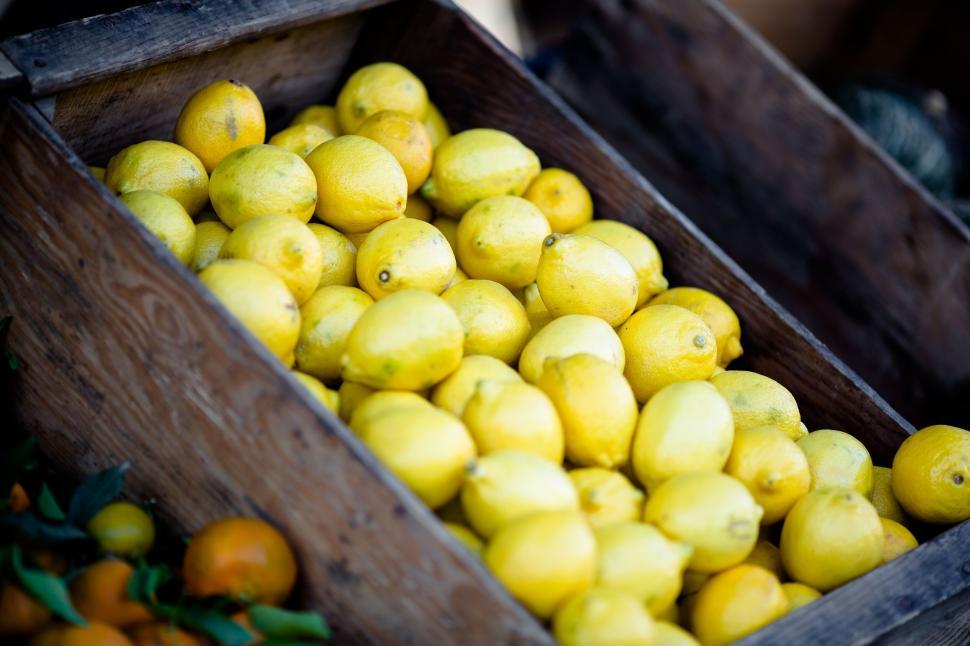 Free Image of Fresh lemons in a rustic wooden crate 
