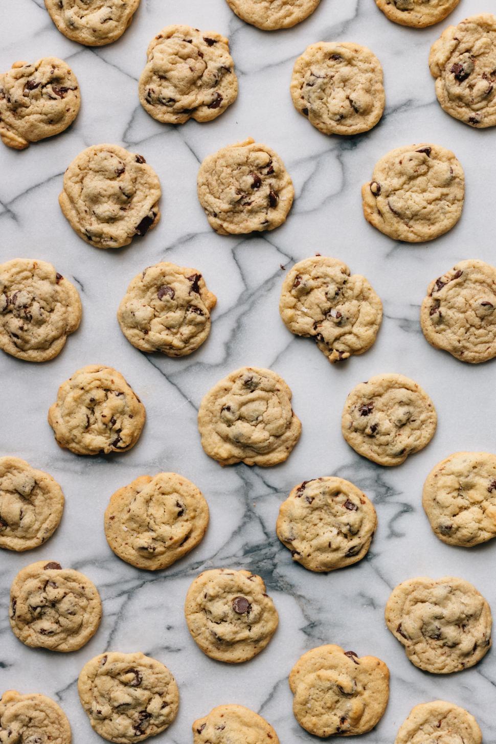 Free Image of Freshly baked chocolate chip cookies on marble 