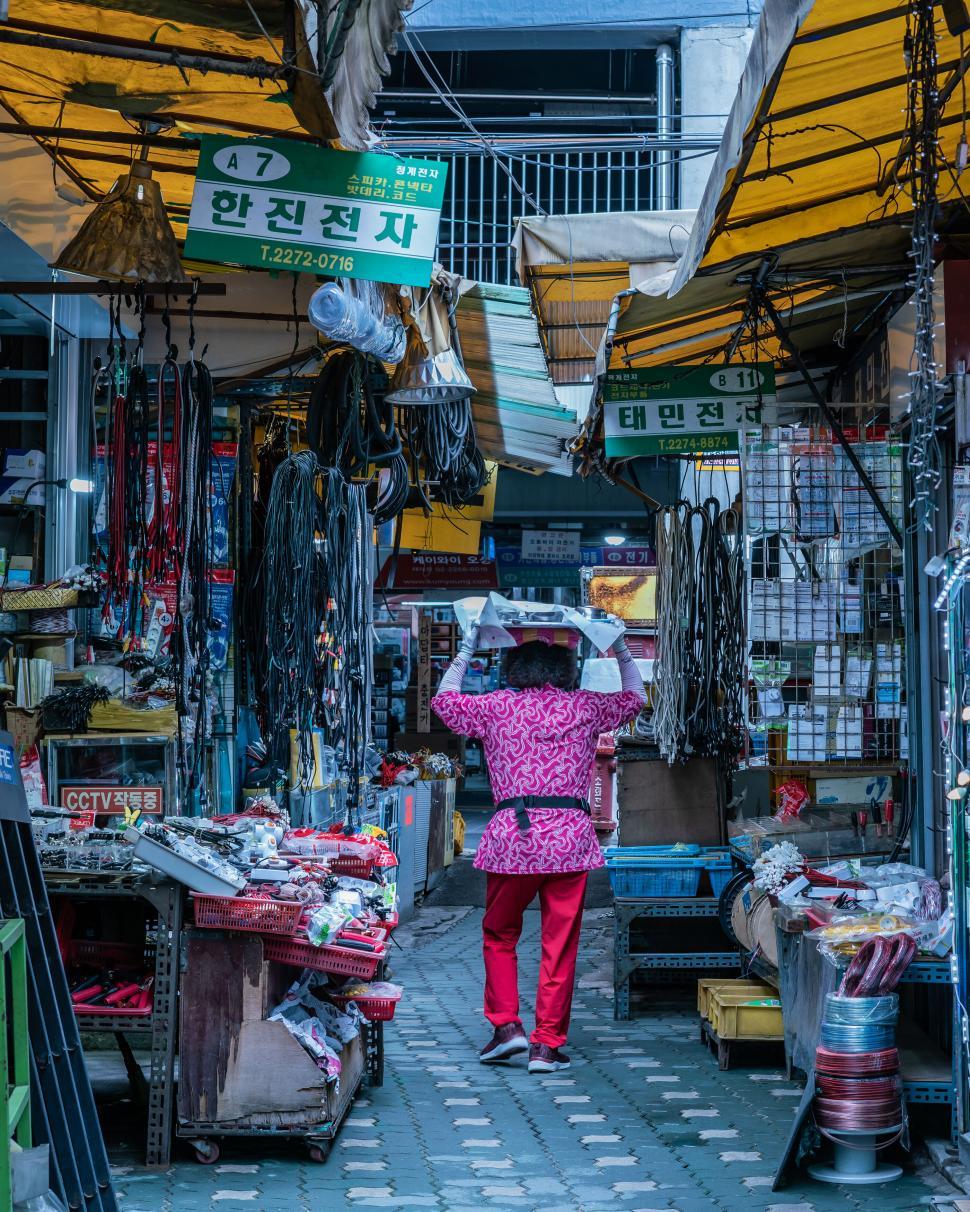 Free Image of Market alley with traditional goods and shopper 
