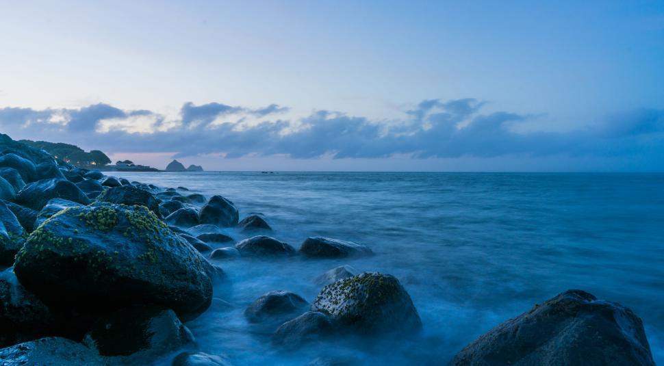 Free Image of Moody blues of dusk at the shoreline 