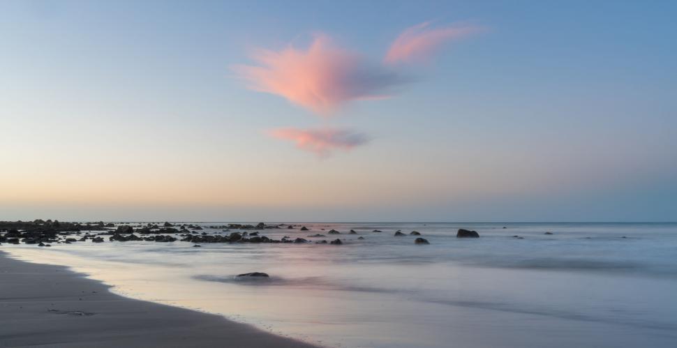 Free Image of Ethereal cloud resembles a heart 