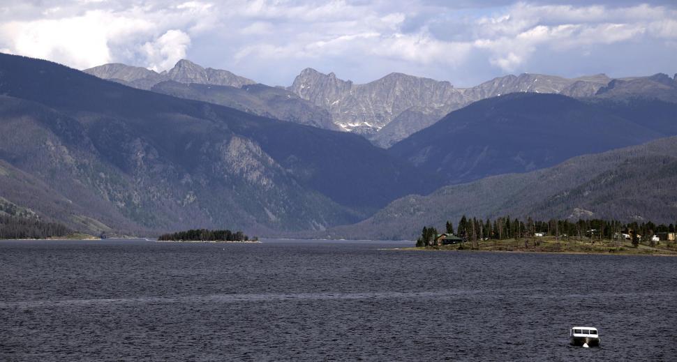 Free Image of View Of Lake  