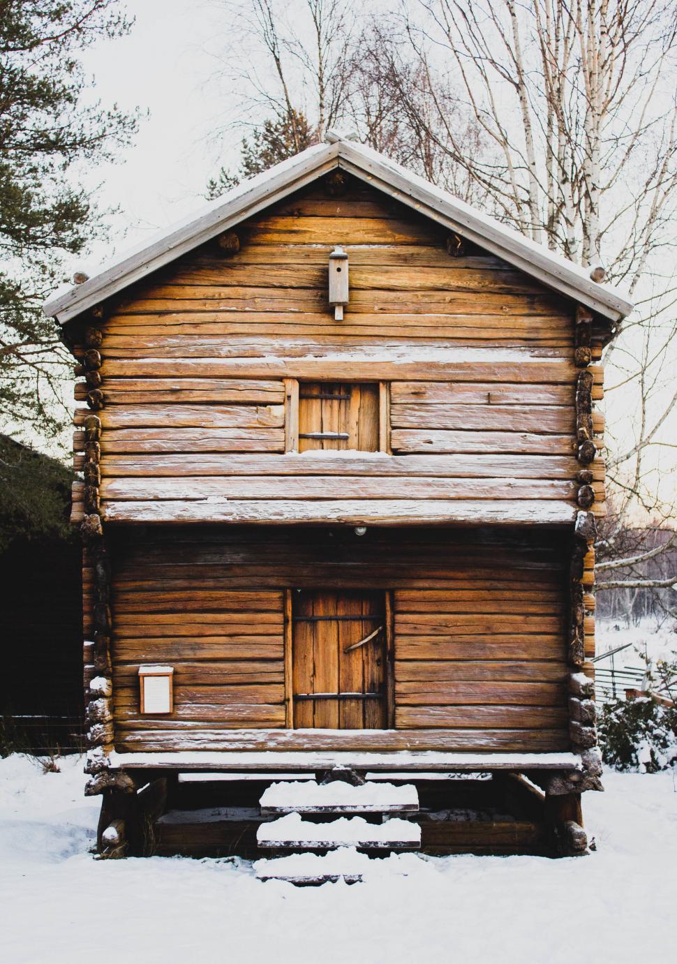 Free Image of Log cabin in a snowy landscape 