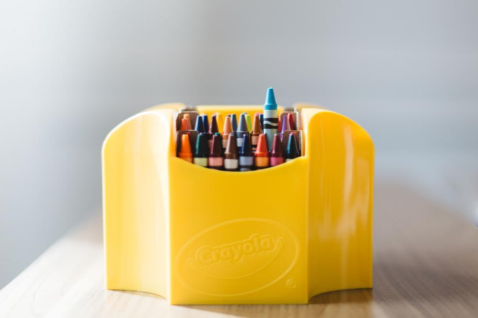 Free Image of Vibrant Crayola crayons in yellow organizer 