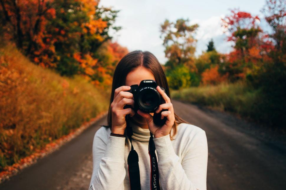 Free Image of Autumn foliage and photographer with camera 