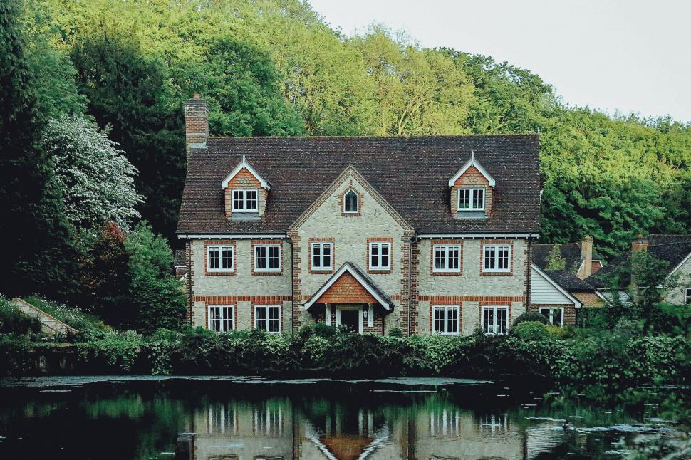 Free Image of Traditional English house by the water 