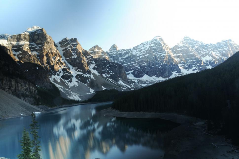 Free Image of Majestic snowy mountains with tranquil lake 