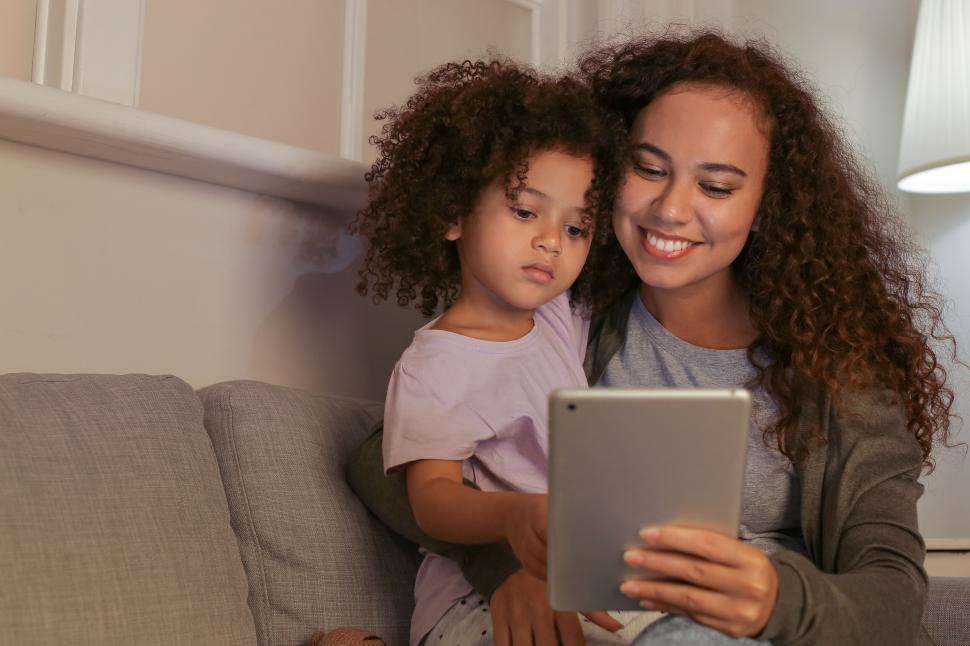 Free Image of Mother and daughter using a tablet at home 