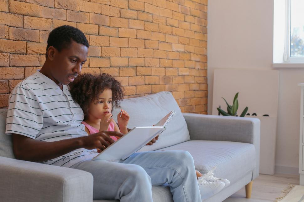 Free Image of Father and child using a tablet at home 