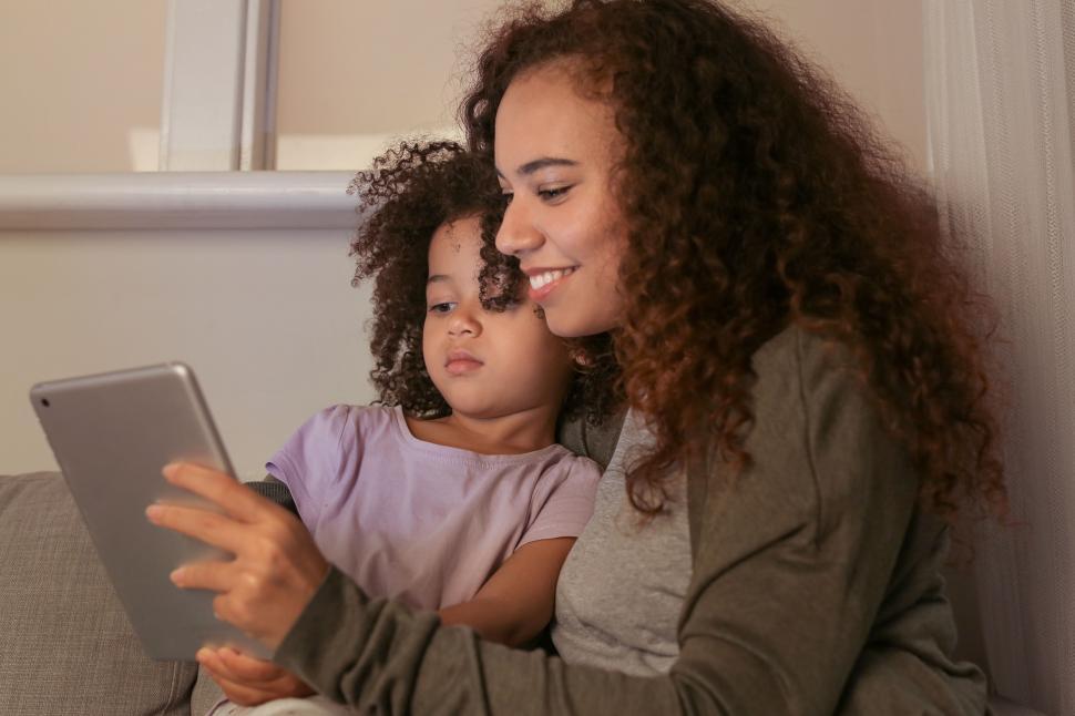 Free Image of Mother and daughter using a tablet at home 