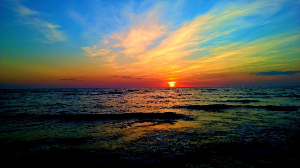 Free Image of Vivid ocean sunset with dramatic clouds 