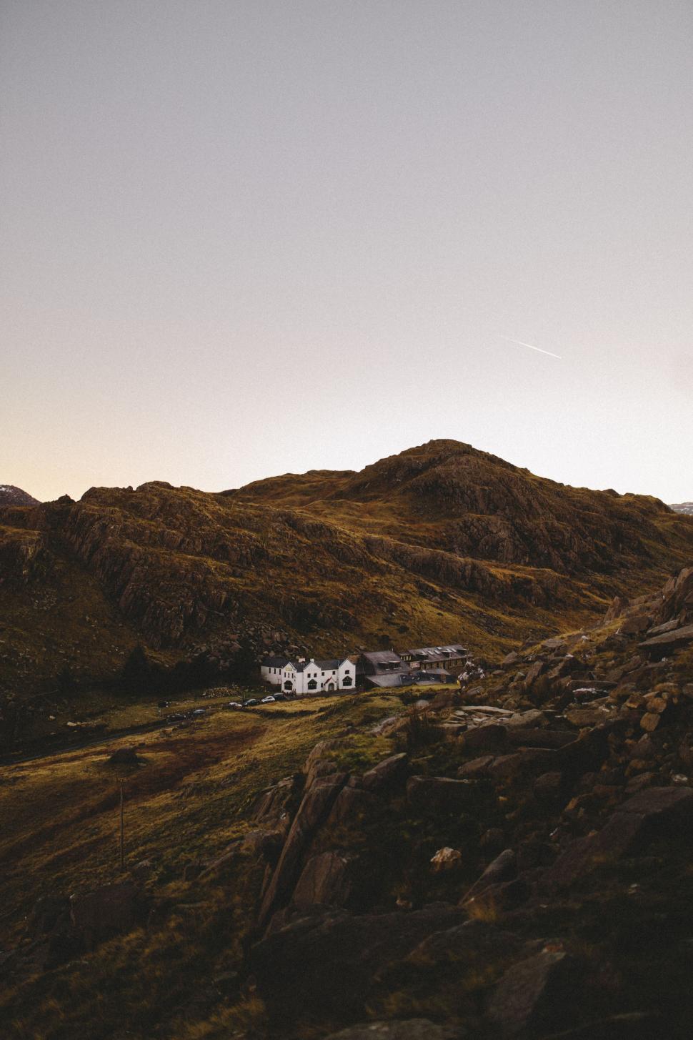 Free Image of Remote house in mountainous countryside at dusk 