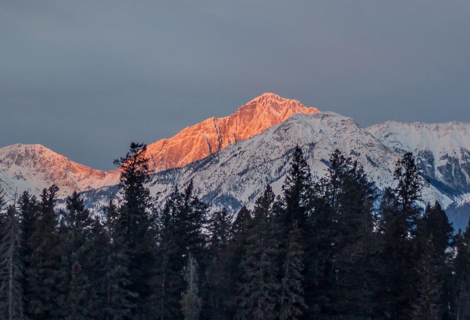 Free Image of Mountains at sunset with alpenglow 