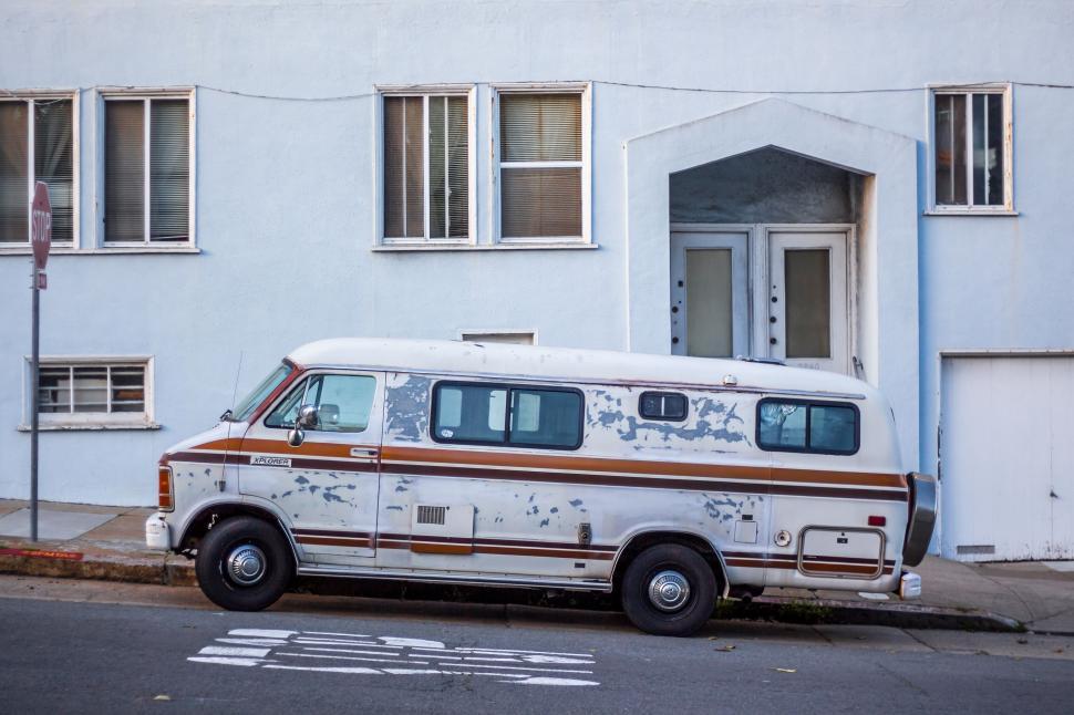Free Image of Vintage van parked by a blue building 