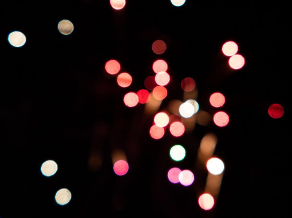 Free Image of Abstract bokeh light pattern on dark background 