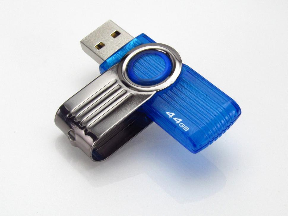 Free Image of Blue USB flash drive isolated on white background 