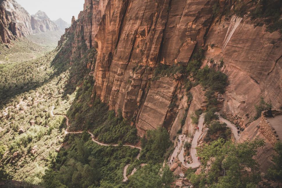 Free Image of Breathtaking view of Zion Canyon s steep cliffs 