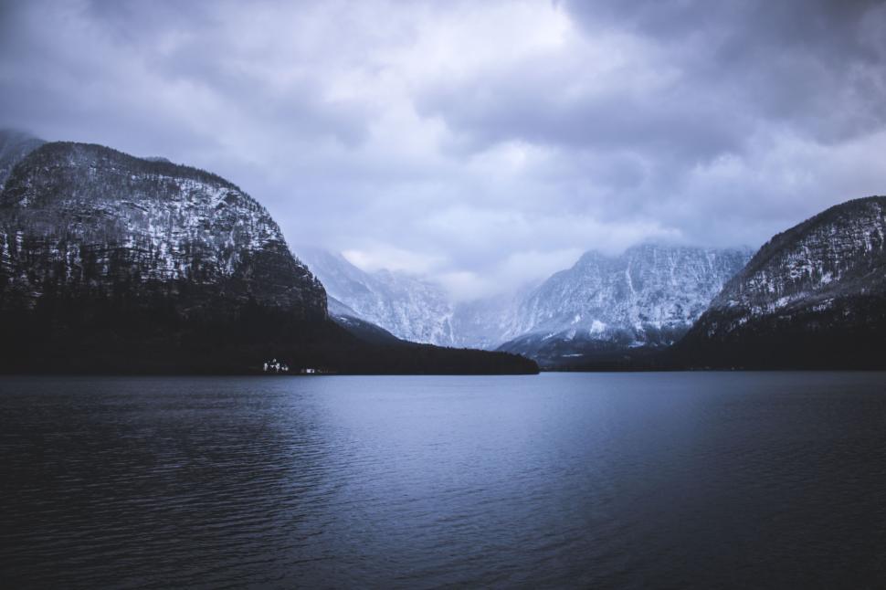 Free Image of Serene lakeside mountain landscape 