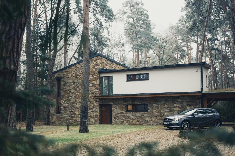 Free Image of Modern home with car parked outside 