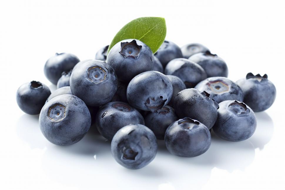 Free Image of Close-up of fresh blueberries with leaf 