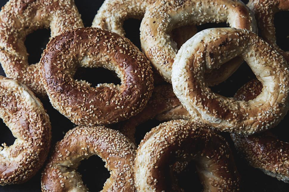 Free Image of Freshly baked sesame seed pretzels 
