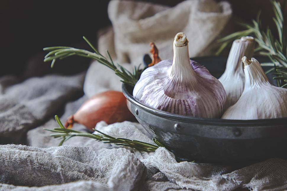 Free Image of Garlic and herbs in rustic kitchen bowl 
