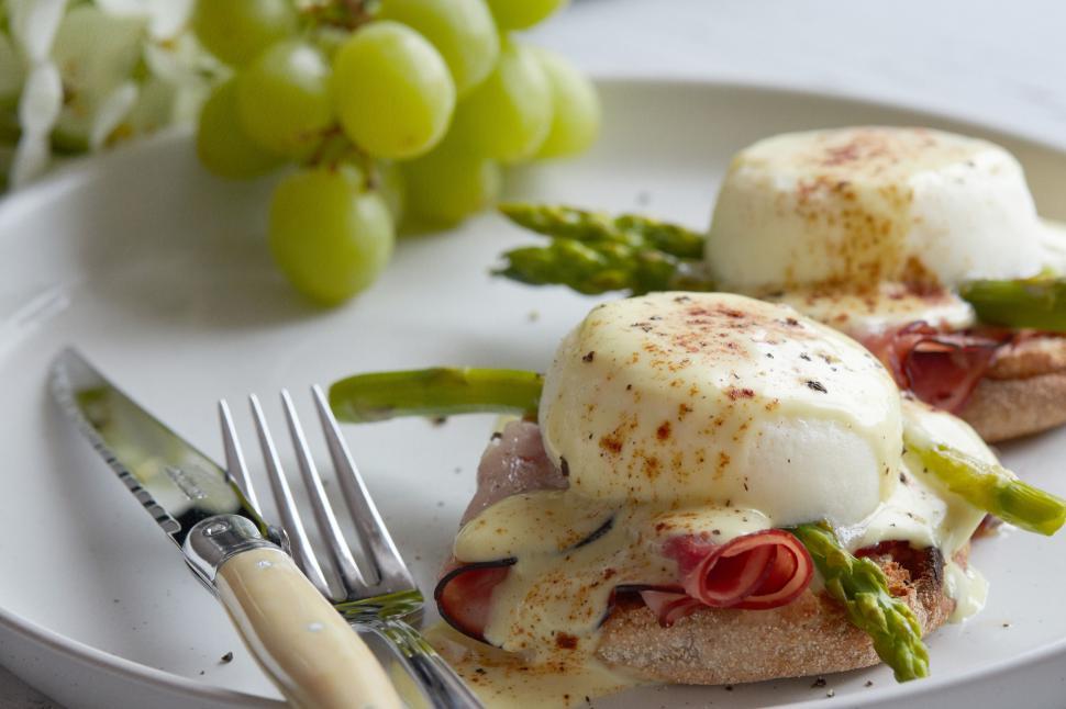 Free Image of Plated eggs benedict with asparagus and ham 