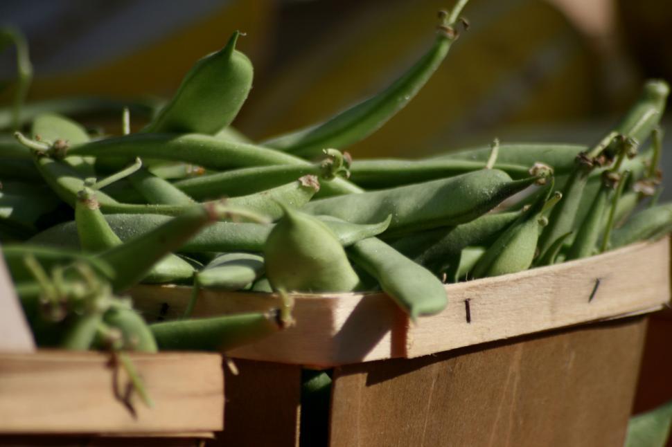 Free Image of Fresh snap peas in a wooden basket closeup 