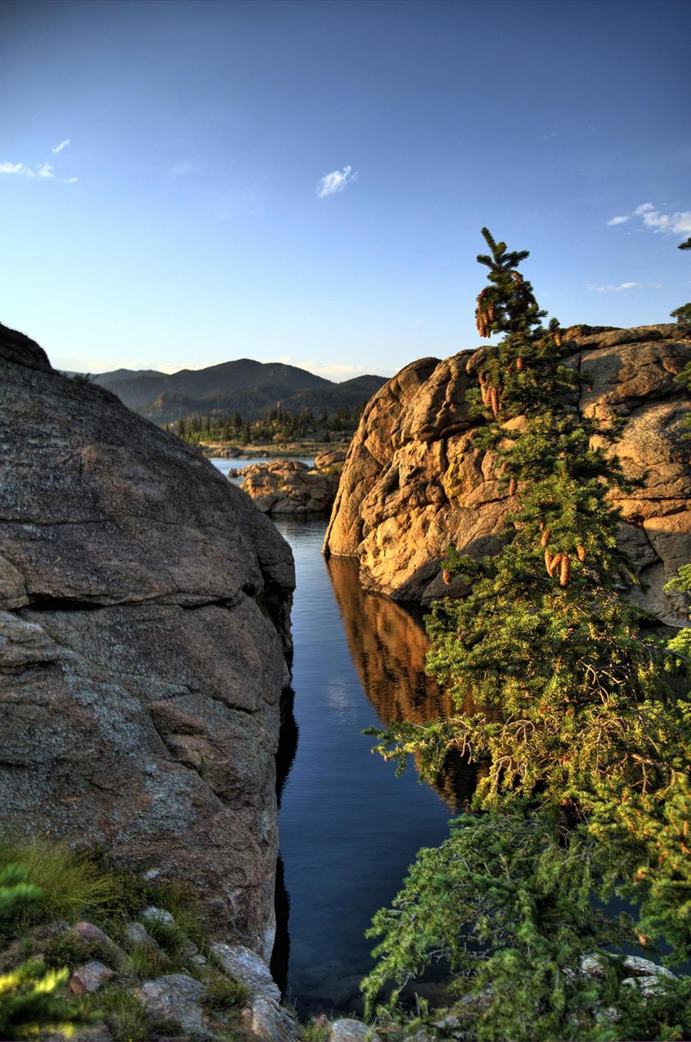 Free Image of Lake with rock mountains 