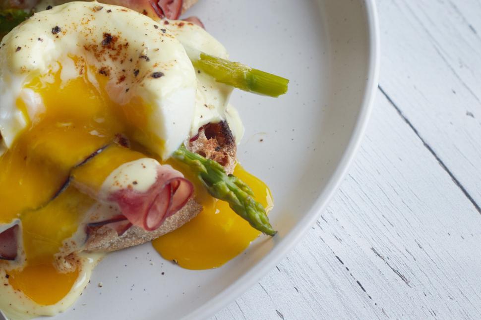 Free Image of Eggs Benedict with asparagus on toast 