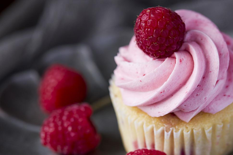 Free Image of Raspberry cupcake with pink frosting close-up 