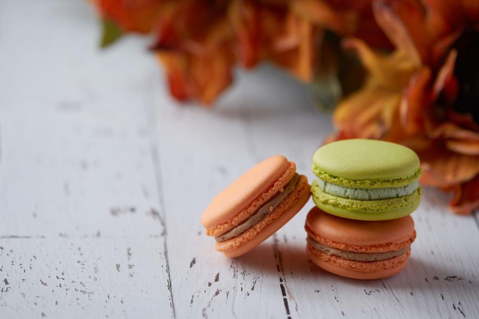 Free Image of Macarons with autumn flowers backdrop 