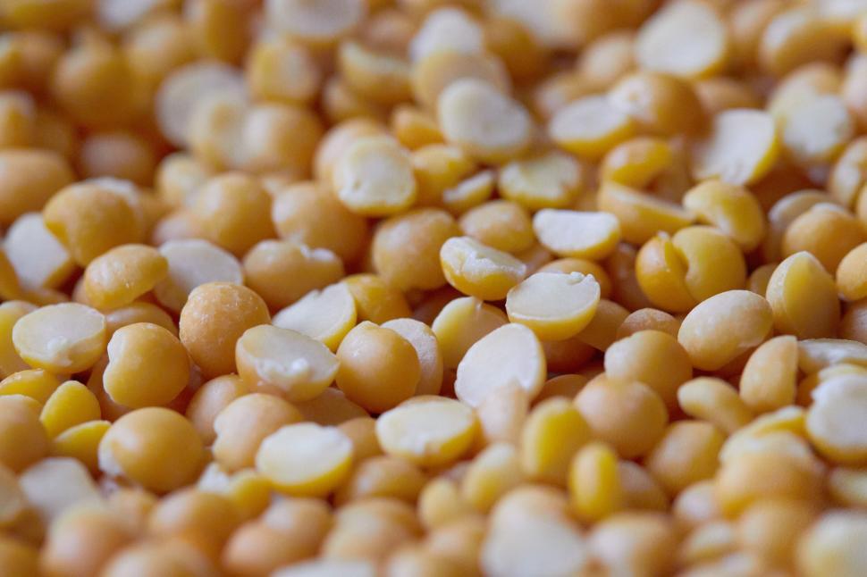 Free Image of Close-up of yellow split peas texture 
