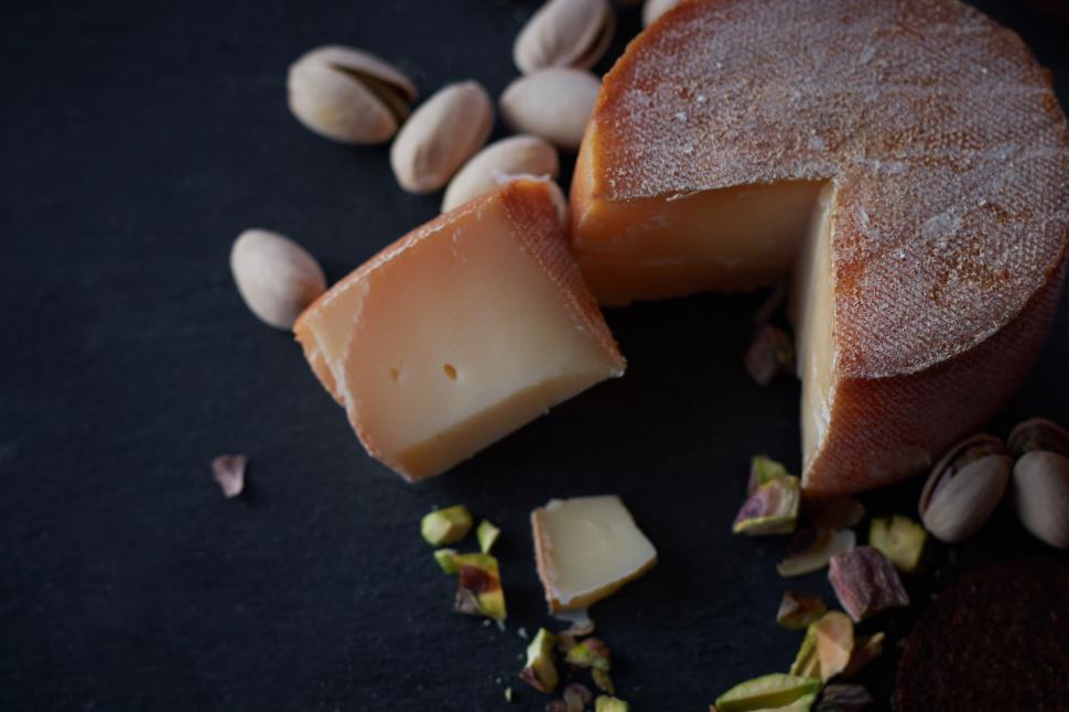 Free Image of Artisan cheese with pistachios and spices 