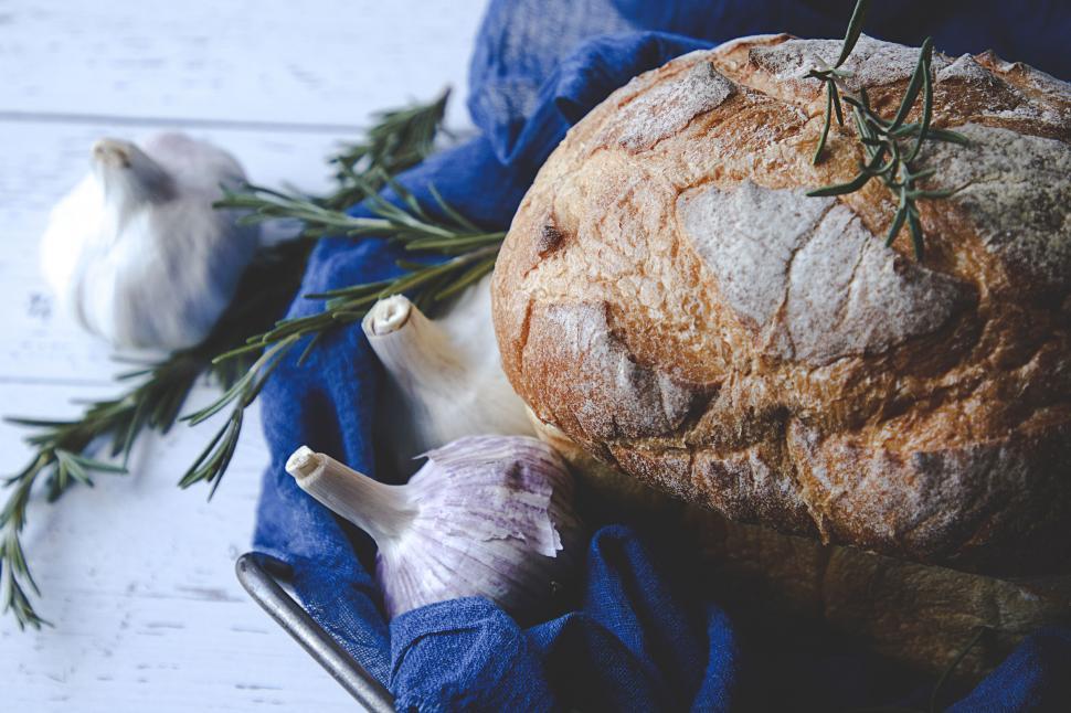 Free Image of Freshly baked bread with garlic and rosemary 
