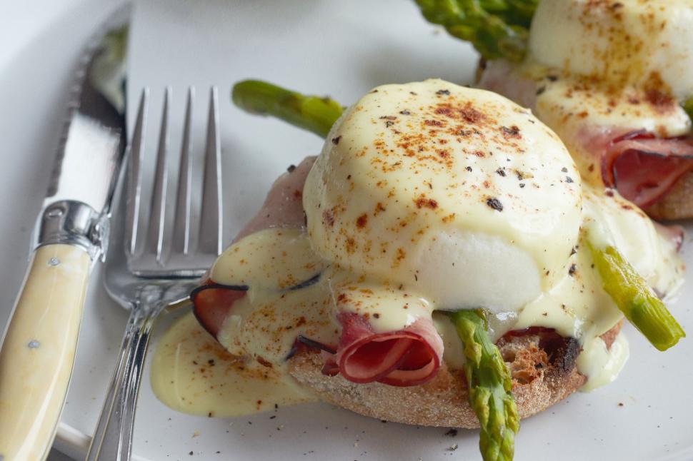 Free Image of Eggs Benedict with asparagus on toast 