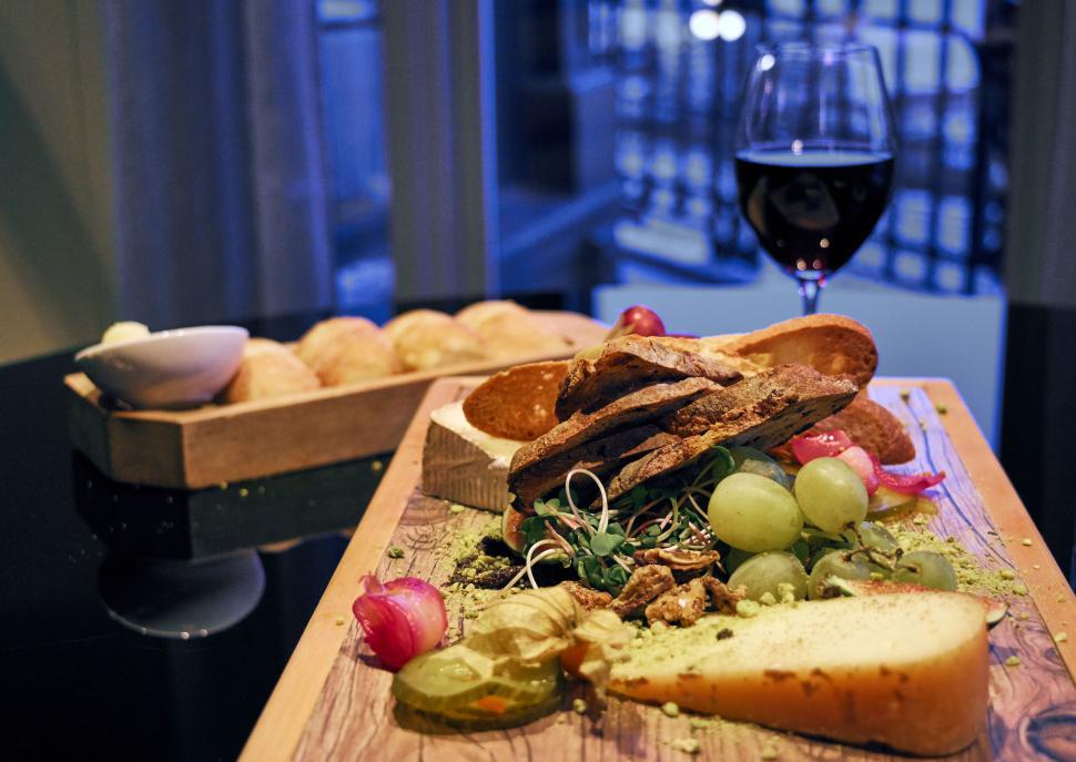 Free Image of Artful charcuterie board with wine and bread 